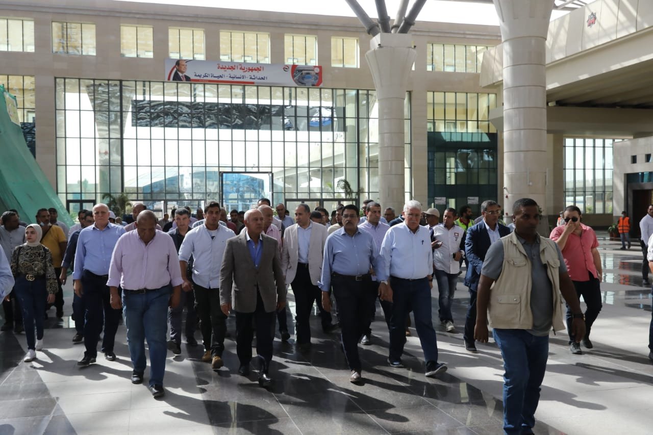وزير النقل يتفقد مشروع القطار الكهربائي الخفيف LRT ومحطة عدلي منصور المركزية